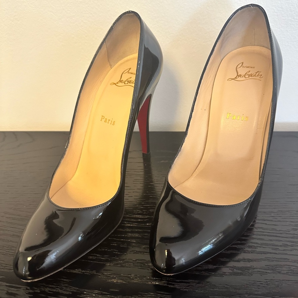 Louboutin Décolleté Pump. Barely worn.
